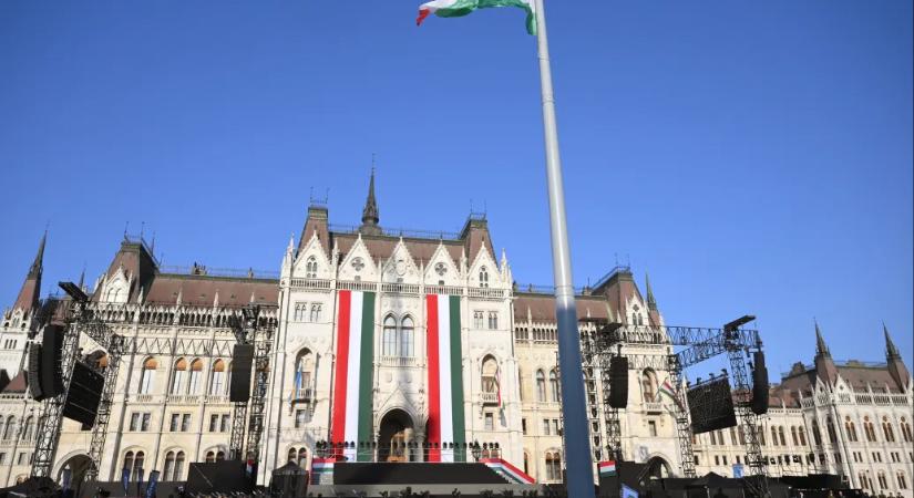 Sulyok Tamás megtekintette a zászlófelvonást, elkezdődött az ünnep