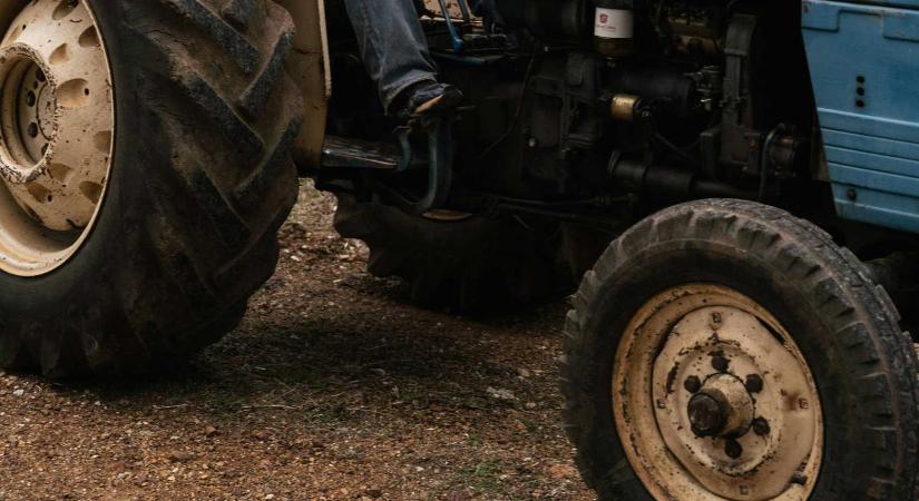 Szörnyű: traktor alá szorult és meghalt egy férfi Tordatúron