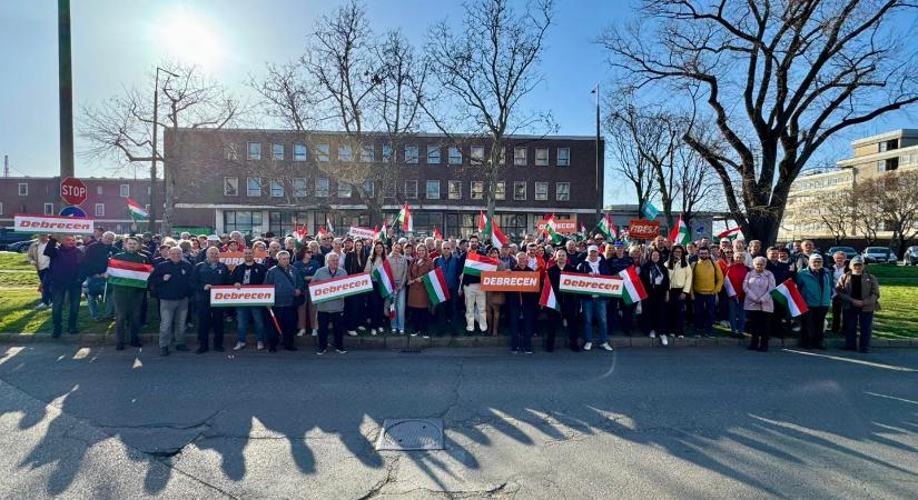 Elindultak a debreceni fideszesek a Békemenetre