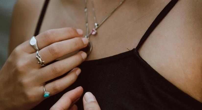 Olcsó bizsuk, veszélyes nehézfémek: Amit az online ékszervásárlásról tudni kell