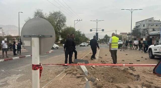 Iráni rakéták három embert megsebesítettek Eilatban; Izrael több száz iráni célpontot támadott