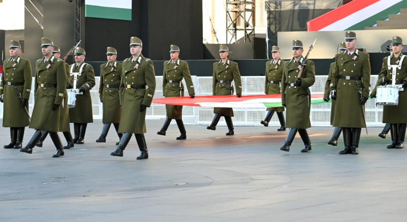 Választás előtti utolsó nagy seregszemle – nemzeti ünnep percről percre