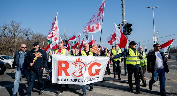 Lengyel jobboldali küldöttség is megjelent a gyülekezőn