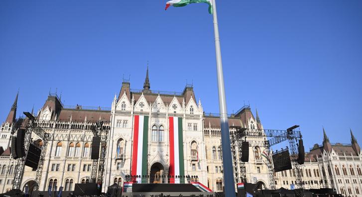 Felvonták a nemzeti lobogót a Kossuth Lajos téren