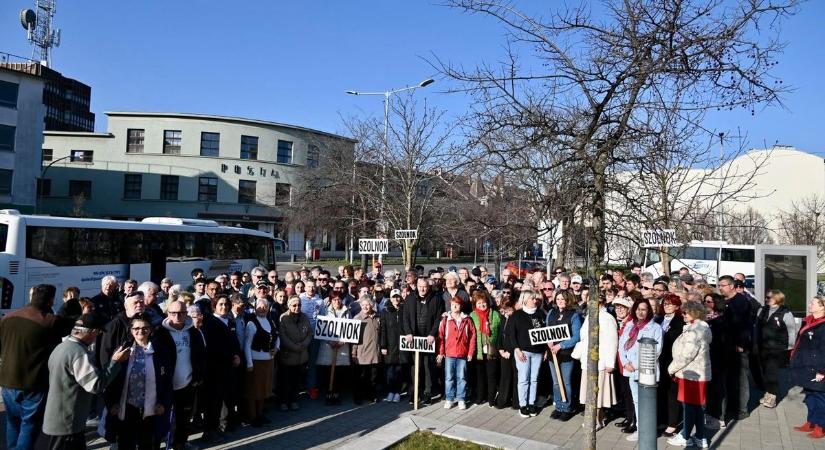 Berkó Attila a szolnoki belvárosból jelentkezett, megtelt a főtér a Békemenetre indulókkal