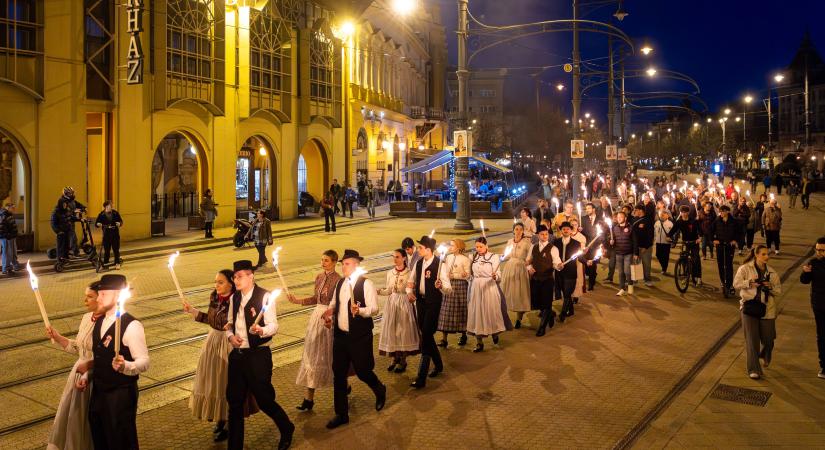 Debrecenben fáklyafénnyel tisztelegtek a hősök előtt
