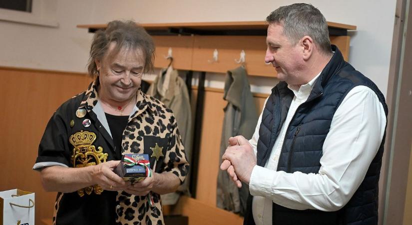 Szikora Róbert igazi Hevesi ajándékot kapott Eger polgármesterétől