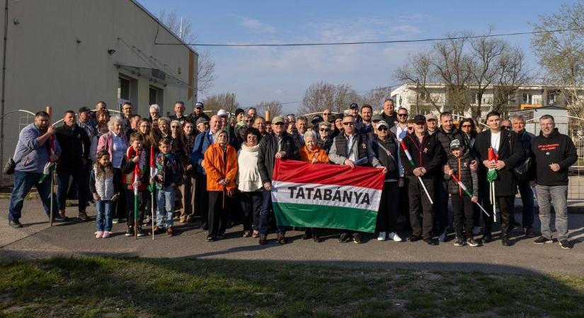 „Álljunk ki Magyarországért!”  Tatabányáról is sokan indultak el a Békemenetre fotók