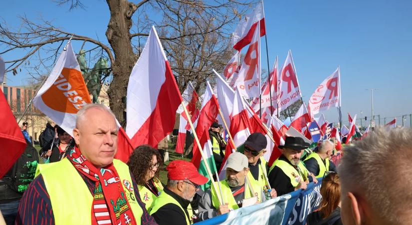 A valaha volt legnagyobb Békemenet: 2 órával az indulás előtt már tömeg a téren