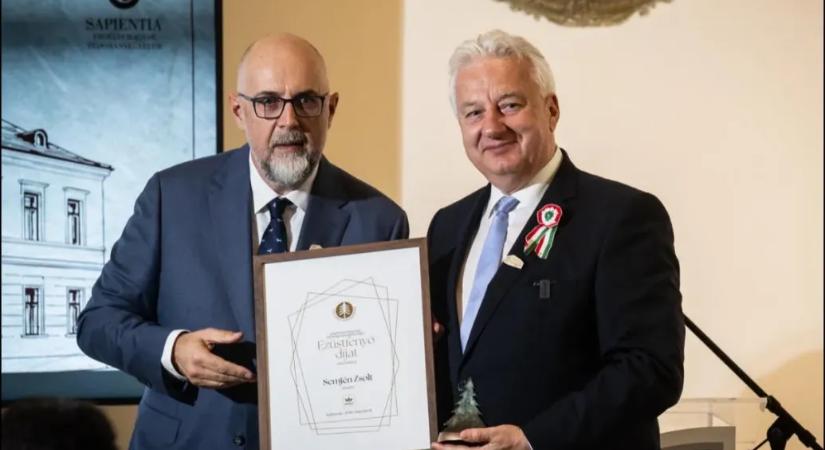 Az RMDSZ kitüntette Semjént, aki aztán arról beszélt, hogy a kormány 16 év alatt mennyi pénzt juttatott Erdélybe