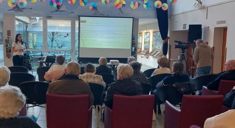Rendőrök segítettek felkészülni a nyugdíjasoknak Csornán