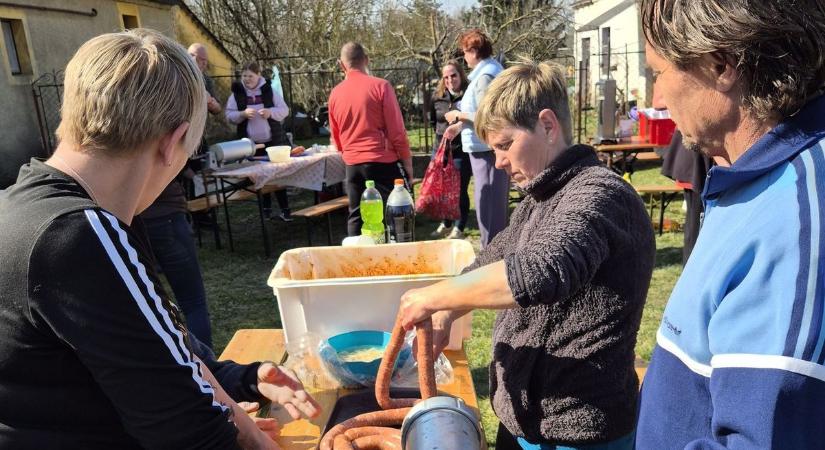 Nőnapi kolbásztöltő versenyt rendeztek Zalagyömörőn