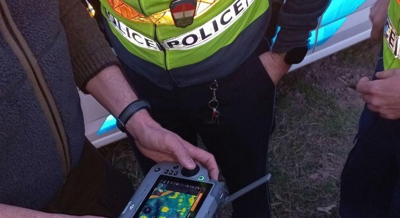 Senkinek sincs esélye a menekülésre! Drónnal figyelik az erdő minden rezdülését