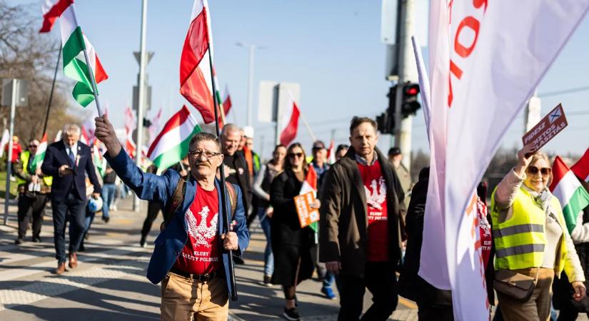 Békemenet: gyűlik a tömeg - itt vannak az első fotók