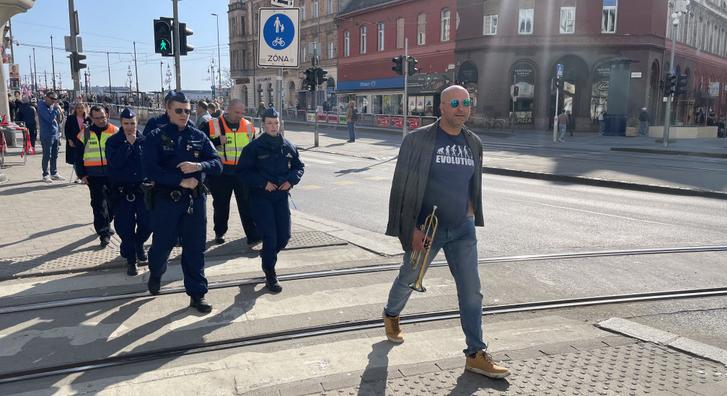 Szabó Bálintot hat rendőr és két biztonsági őr kíséri