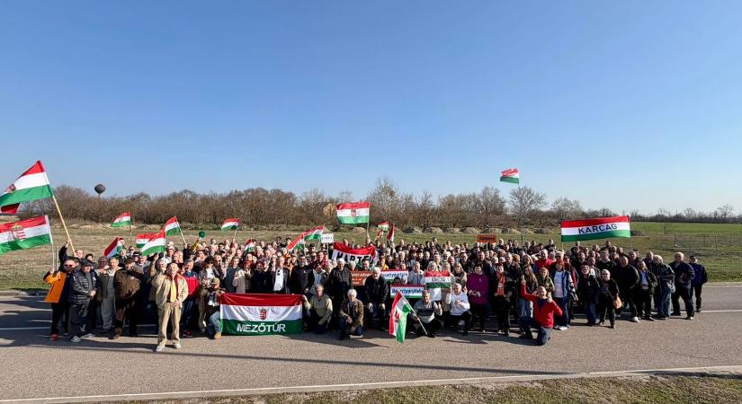 Leng a karcagi, mezőtúri és martfűi zászló – F. Kovács Sándorék is útnak indultak a Békemenetre