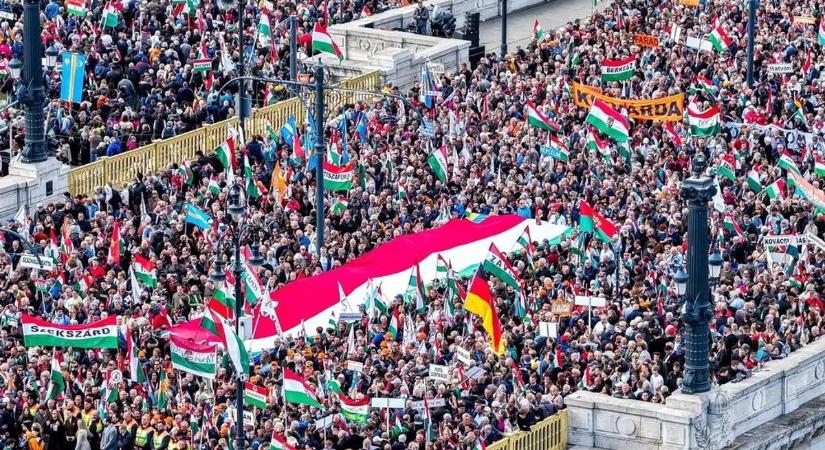 Nemzeti ünnepünkön szerb fiatalok szavalják a Nemzeti dalt (videóval)