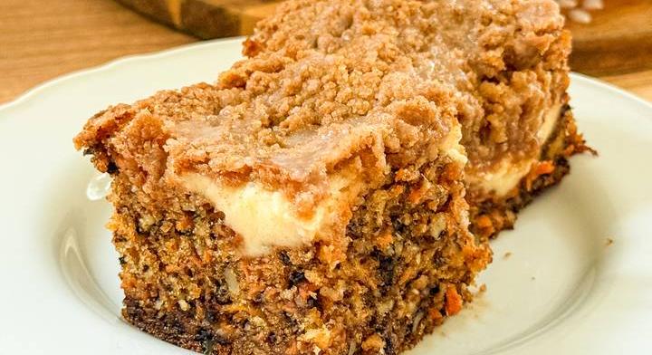 Fűszeres répatorta mascarponés krémmel: fahéjas morzsa roppan a tetején