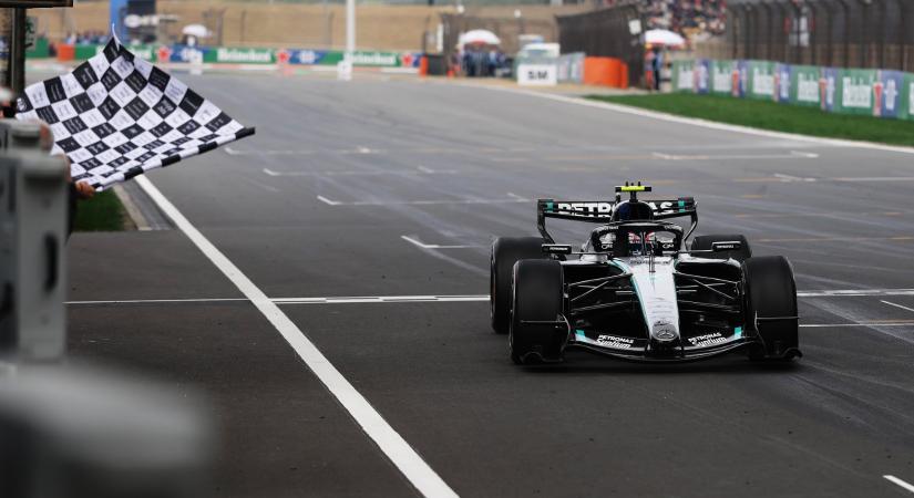 Antonelli megszerezte első győzelmét, Hamilton új fejezetet nyitott a Ferrarinál, miközben a McLarenek el sem tudtak indulni