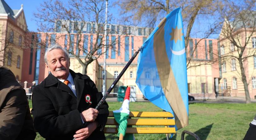 "Egy csepp vagyok a magyar tengerben, de erre büszke vagyok!" - Székelyföldről is rengeteg magyar család érkezett a Békemenetre