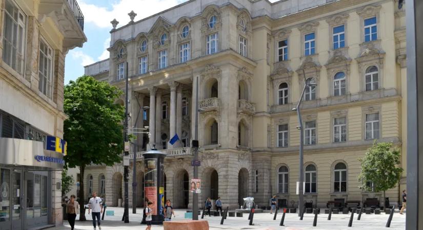 Rendőrök mentek be az ELTE jogi karára, majd egy előadóteremből kikísértek egy fiatalt