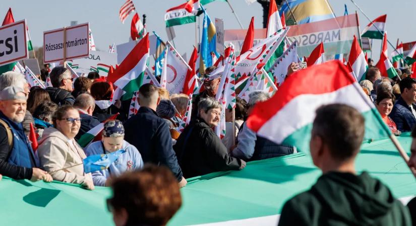 „A hazánkért, a békéért és a jólétért itt kell, hogy legyek” - rengetegen gyűltek össze a Békemenetre