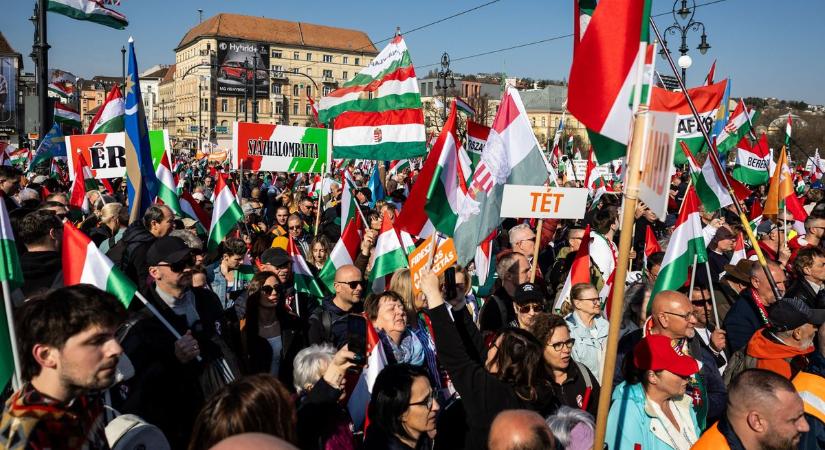 A Békemenet eleje már a Margit hídon, hatalmas a tömeg – élő