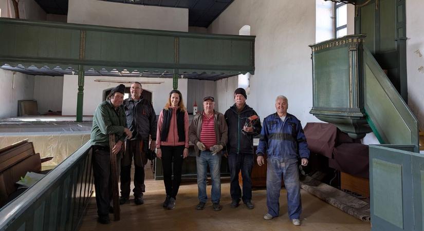 Nagytakarítást végeztek a tiszacsegei református templom karzatán