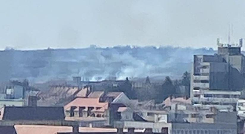 Sűrű füst szállt fel Eger mellett, kiderült mi ég a határban  Videó