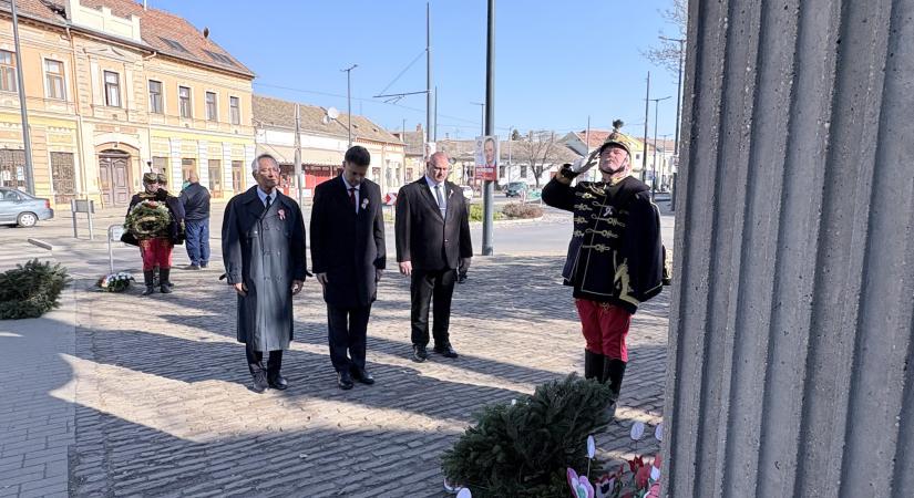 Ünnepi megemlékezés a Petőfi-szobornál