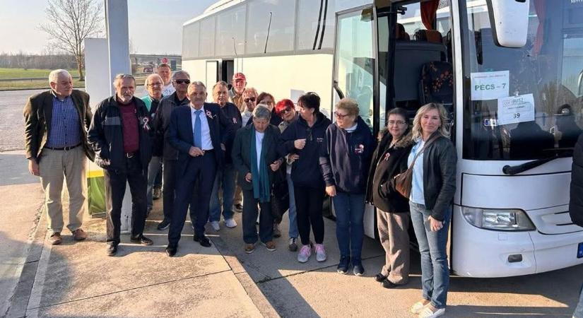 Hoppál Péterék különleges pólókban érkeztek meg a Békemenetre