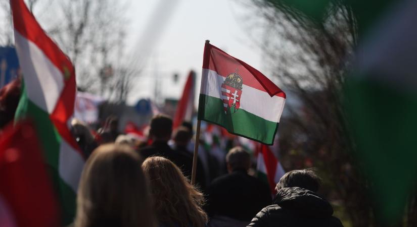 Óriási a tömeg, indul minden idők legnagyobb Békemenete – percről percre a Mandineren