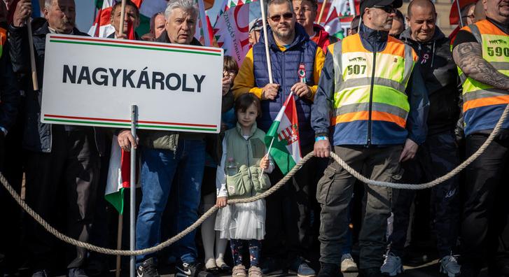 Indulásra kész a Békemenet, lépni sem lehet a Margit híd budai oldalán