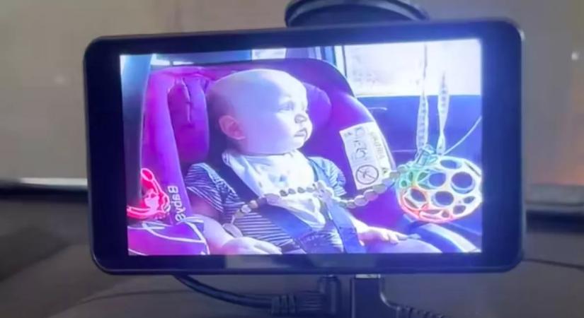 Azonnal a fékre lépett a nő, amikor meglátta a babakamerán a fiát a kocsiban: aztán kiderült az igazság
