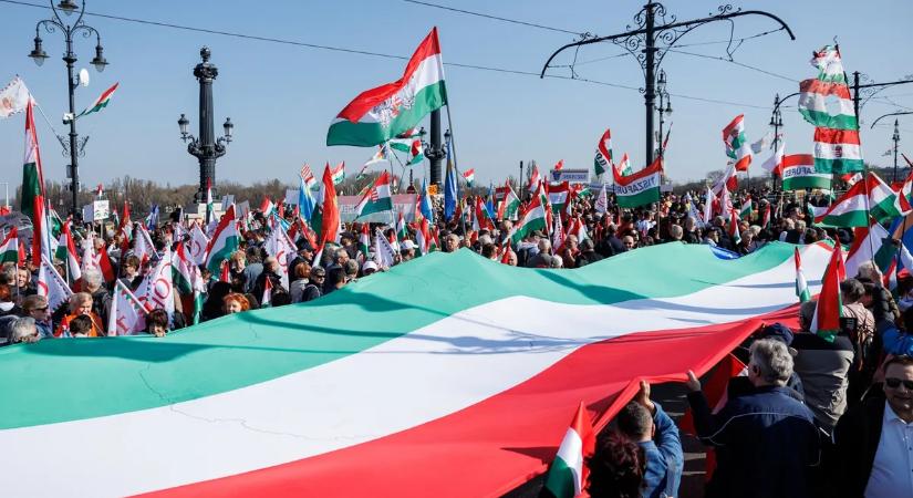 Hatalmas tömeg gyülekezik a Békemenetre – videó