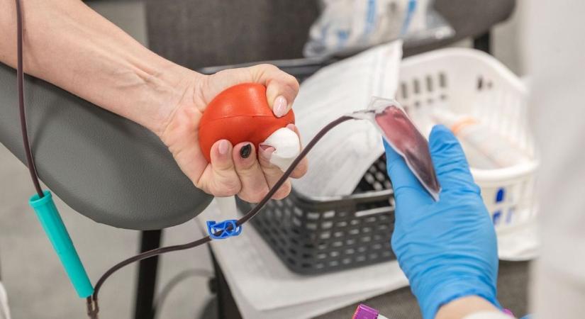 "Azóta minden esti ölelésben ott van valaki önzetlen jósága" – a véradással gyermekéleteket is menthetünk
