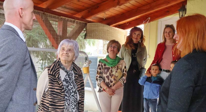 A 90 éves Rózsi nénit köszöntötték, aki saját kezével térkövezte háza udvarát (képgalériával)