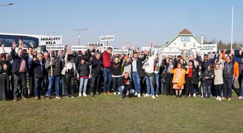 Zelenszkijnek és egy újságírónak is üzentek a Békemenetre tartó vármegyeiek