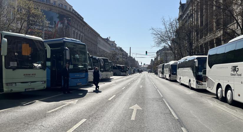 Tömött sorokban a Békemenetre érkezőket szállító buszok