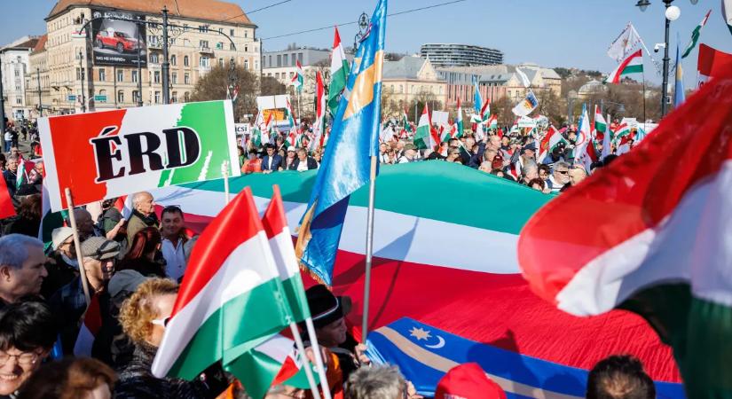 Elindult a Békemenet, óriási tömeg özönlötte el a fővárost - Fotó