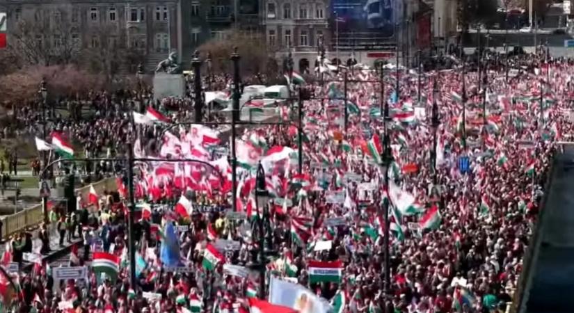 Elindult a Békemenet: hatalmas tömeg hömpölyög a Margit hídon