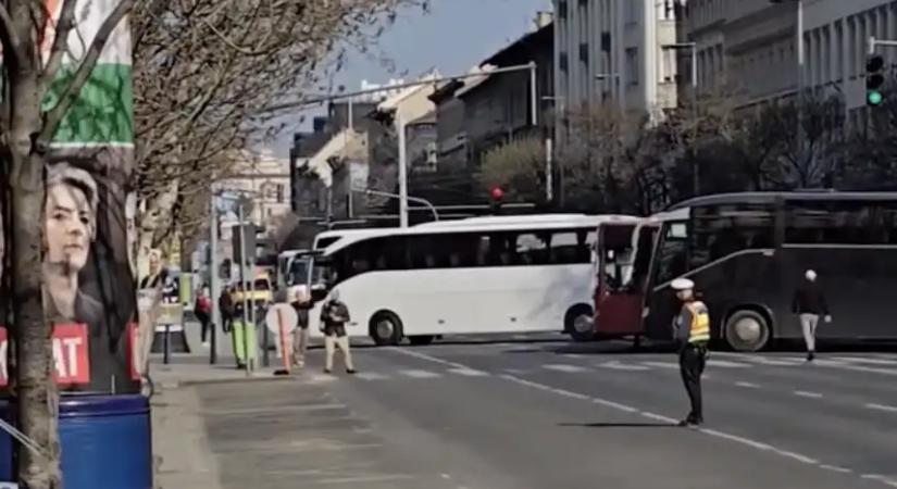 Végeláthatatlan buszsor foglalja el a Bajcsy-Zsilinszky utat a Békemenet előtt