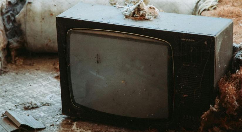 Nem tudott nyugodtan tévézni, lándzsával döfte le apját