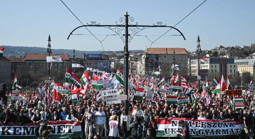 Első sor: Bayertől Győzikéig