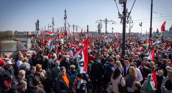 A menet eleje már Pesten, a vége még el sem indult az Elvis Presley tér környékéről