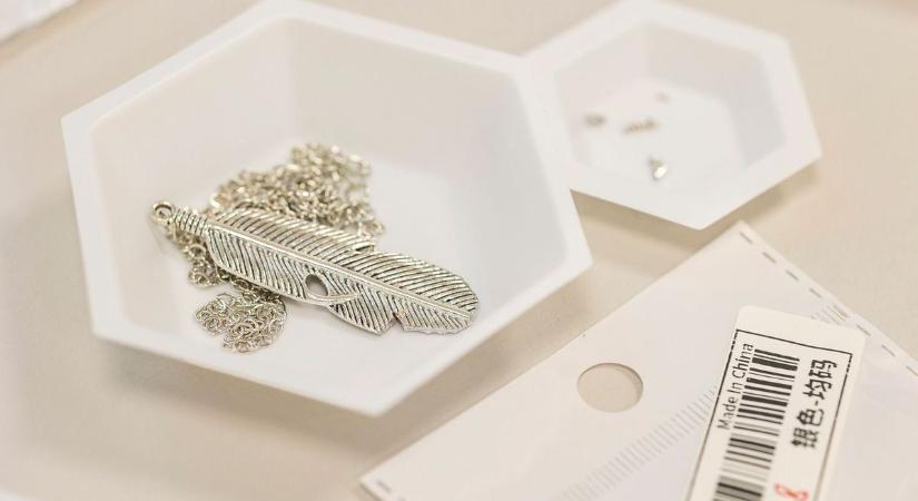 Bőrön át felszívódó méreg – Rákkeltők lehetnek egyes külföldi piacterekről rendelt ékszerek