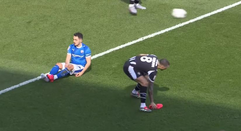 Eldobott cipő miatt kapott piros lapot egy focista