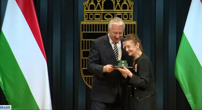 Demján Sándornét a Magyar Érdemrend parancsnoki keresztjével tüntették ki