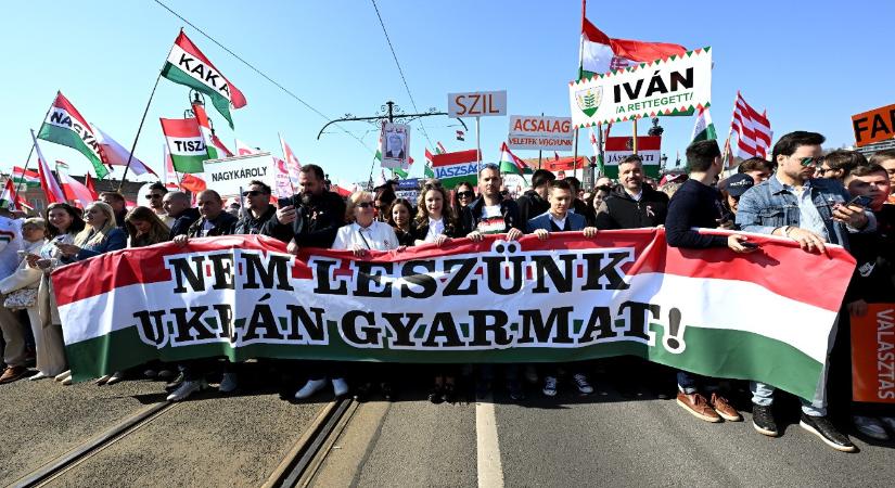 Vonul a Békemenet a Kossuth térre – fotók