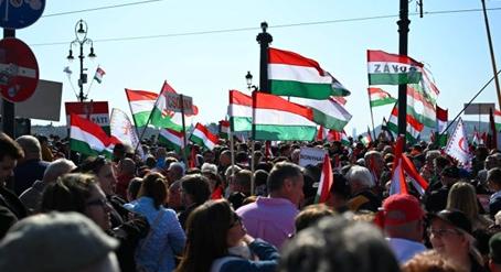 Elindult a Békemenet, elképesztő tömeg halad a Kossuth tér felé